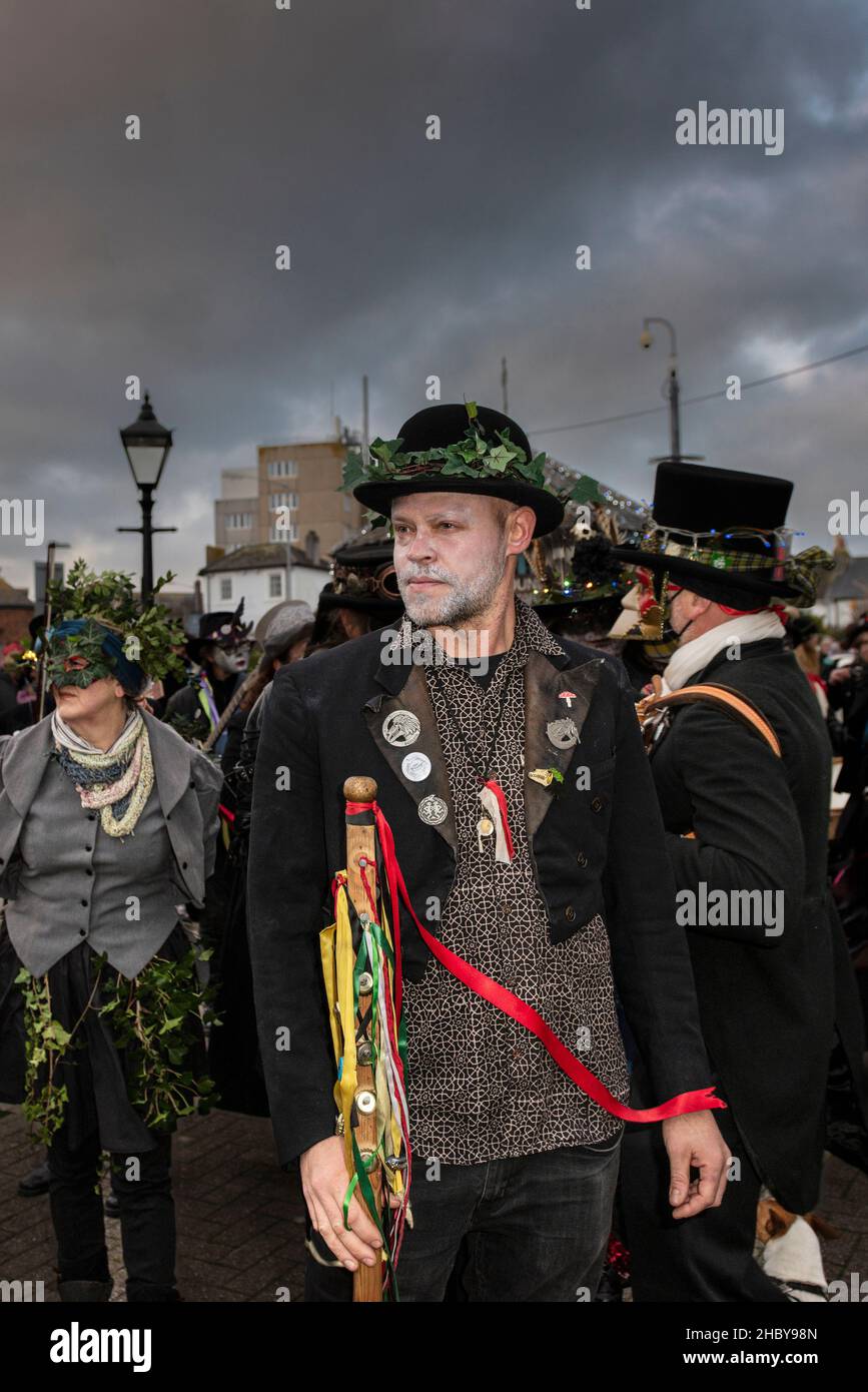 Die Band von Raffidy Dumitz, die die Parade des Montol Festivals leitet; in Penzance in Cornwall. Das Festival ist eine Wiederbelebung oder Neuinterpretation vieler der trad Stockfoto