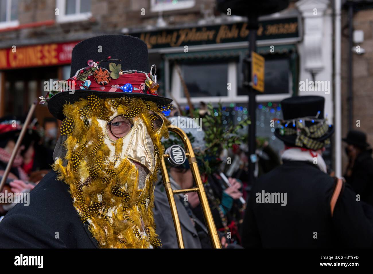 Musiker der Band „Raffidy Dumitz“, die die Montol Festival Parade anführte; in Penzance in Cornwall. Das Festival ist eine Wiederbelebung oder Neuinterpretation des Menschen Stockfoto