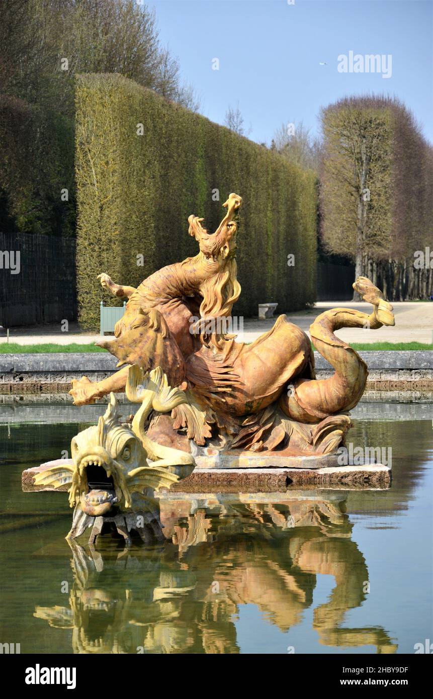 Drachenbrunnen im Park von Versailles, Paris Stockfoto