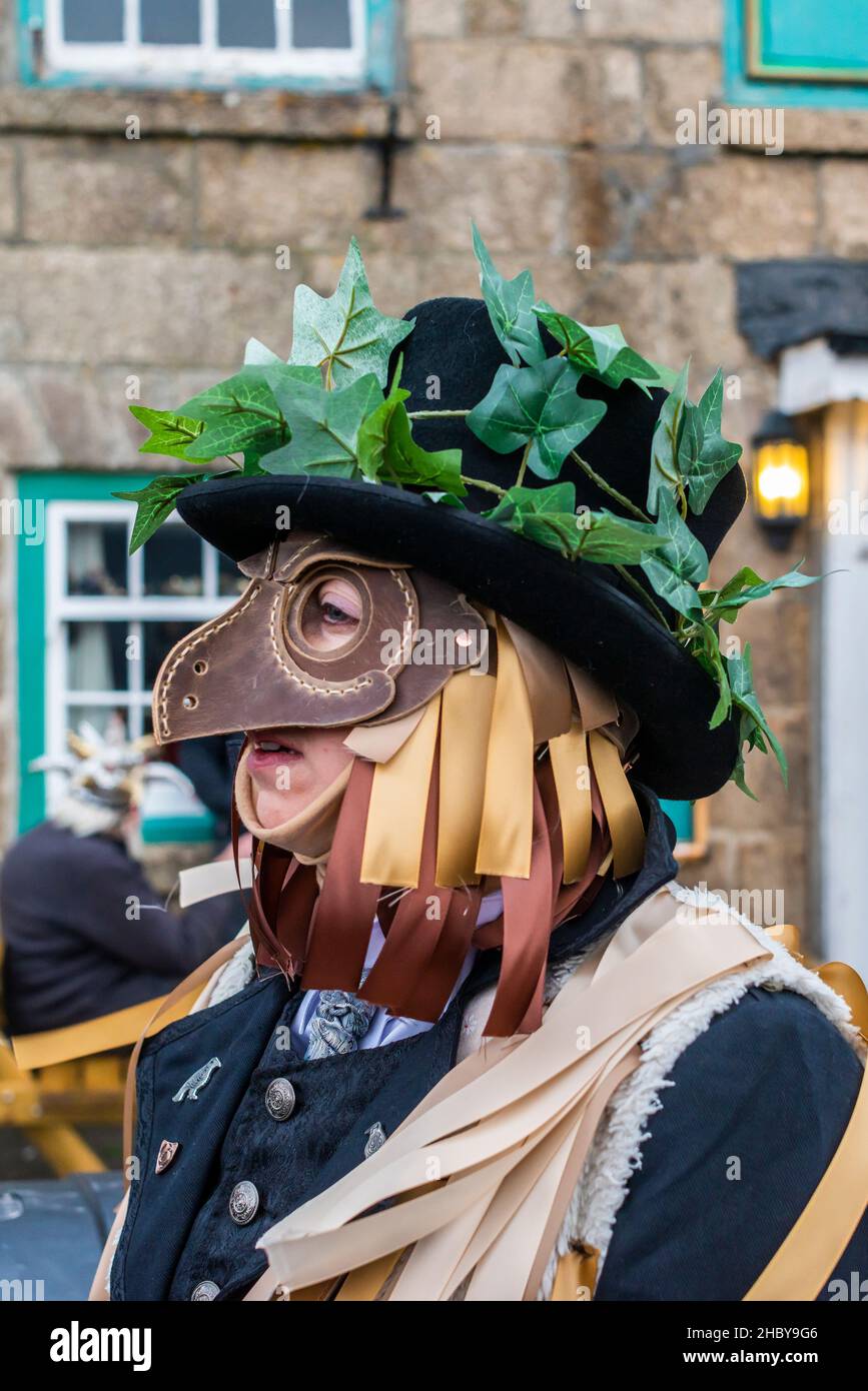 Eine maskierte Teilnehmerin am Montol Festival in Penzance in Cornwall. Das Festival ist eine Wiederbelebung oder Neuinterpretation vieler traditioneller Cornischer Stockfoto