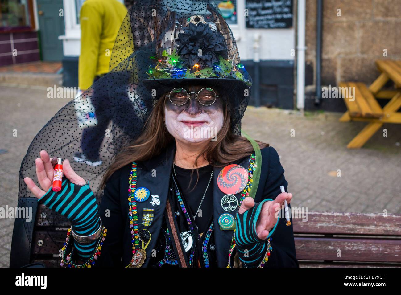 Ein glücklicher Teilnehmer am Montol Festival in Penzance in Cornwall. Das Festival ist eine Wiederbelebung oder Neuinterpretation vieler der traditionellen kornischen m Stockfoto