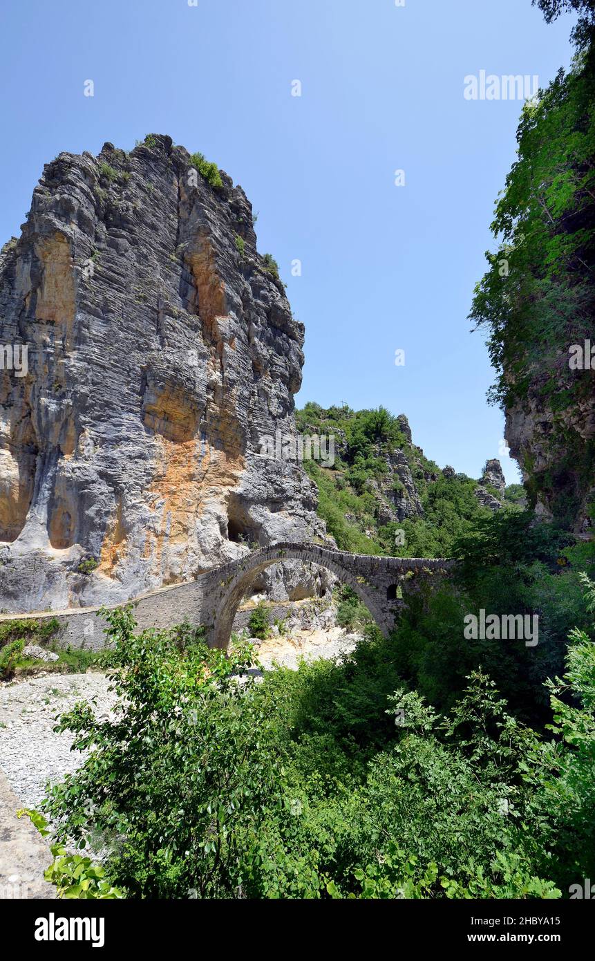Griechenland, Epirus, historische Noutsos-Brücke alias Kokoris-Brücke über den Fluss Voidomatis im Zagori alias Zagorohoria-Viertel Stockfoto