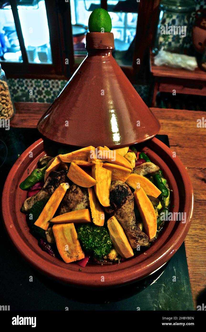 Kürbiskeile mit Huhn und Brokkoli in marokkanischem Tajine, Draufsicht ...