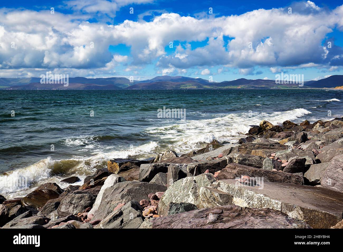 Felsenküste am Atlantik, Rossbeigh, Glenbeigh, Panoramastraße Ring of Kerry, Halbinsel Iveragh, Irland Stockfoto