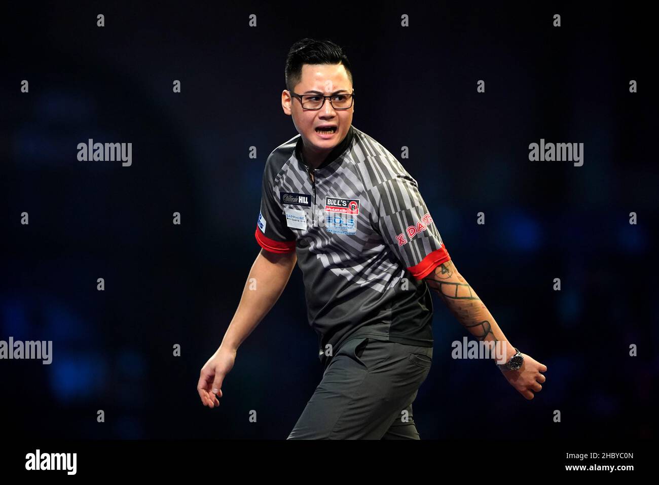 Rowby-John Rodriguez im Einsatz gegen Luke Humphries am achten Tag der William Hill World Darts Championship im Alexandra Palace, London. Bilddatum: Mittwoch, 22. Dezember 2021. Stockfoto