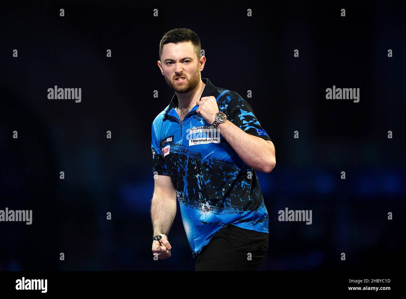 Luke Humphries im Einsatz gegen Rowby-John Rodriguez am achten Tag der William Hill World Darts Championship im Alexandra Palace, London. Bilddatum: Mittwoch, 22. Dezember 2021. Stockfoto