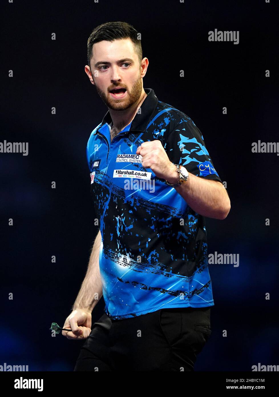 Luke Humphries im Einsatz gegen Rowby-John Rodriguez am achten Tag der William Hill World Darts Championship im Alexandra Palace, London. Bilddatum: Mittwoch, 22. Dezember 2021. Stockfoto