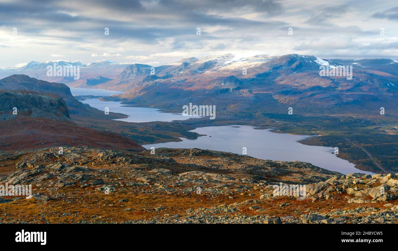 Epischer Blick auf die riesige arktische Landschaft des Stora Sjofallet National Park, Schweden, am Herbsttag. Abgelegene Berge und Täler Lapplands. Blick von oben Stockfoto