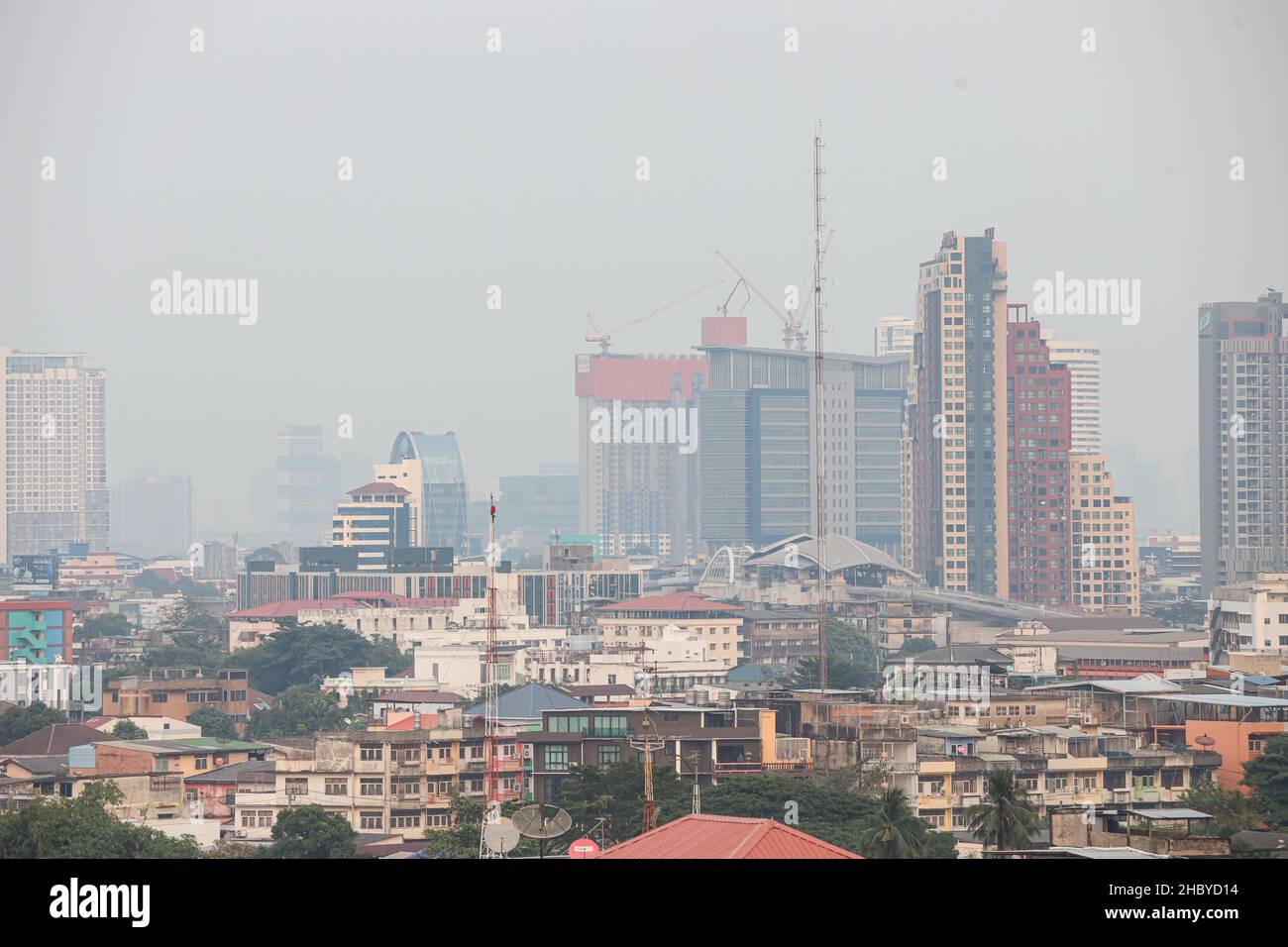 Bangkok, Thailand. 22nd Dez 2021. Der Luftqualitätsindex von Bangkok liegt auf einem Niveau, das sich auf die Gesundheit auswirkt, was zu einer verringerten Sichtbarkeit aufgrund von PM 2,5-Rauchstaub führt, der durch unvollständige Verbrennung durch menschliche Aktivitäten verursacht wird. Bangkok wird dieses Problem jedes Jahr im Winter aufgrund der Temperaturinversion hart bewältigen. (Bild: © Adirach Toumlamoon/Pacific Press via ZUMA Press Wire) Stockfoto