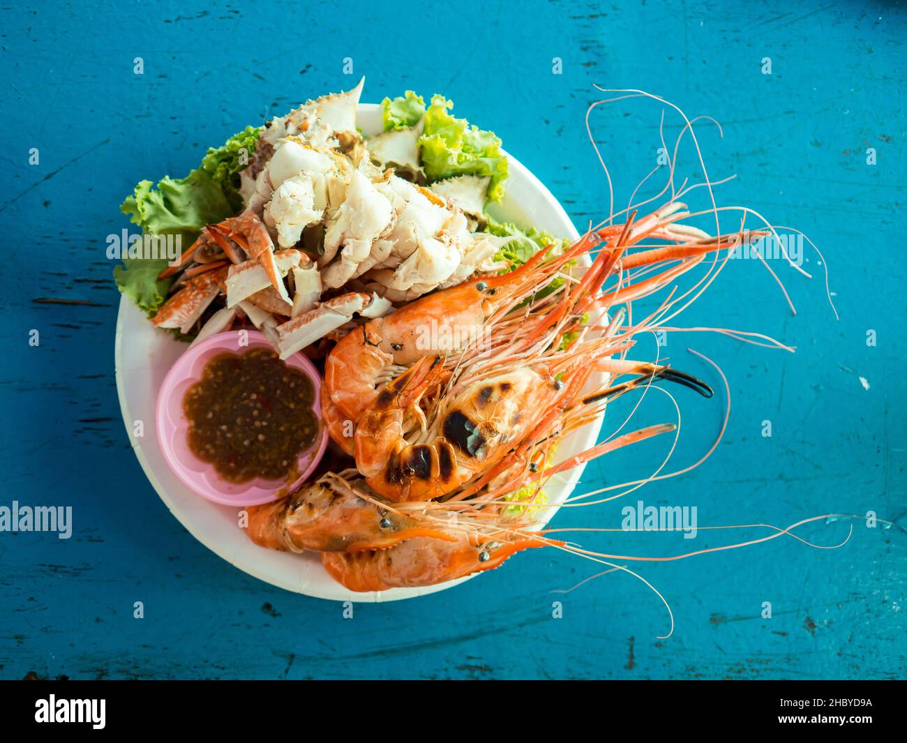Gedünstete Meeresfrüchte-Set aus Garnelen und Krabben mit würziger Sauce in Thailand. Stockfoto