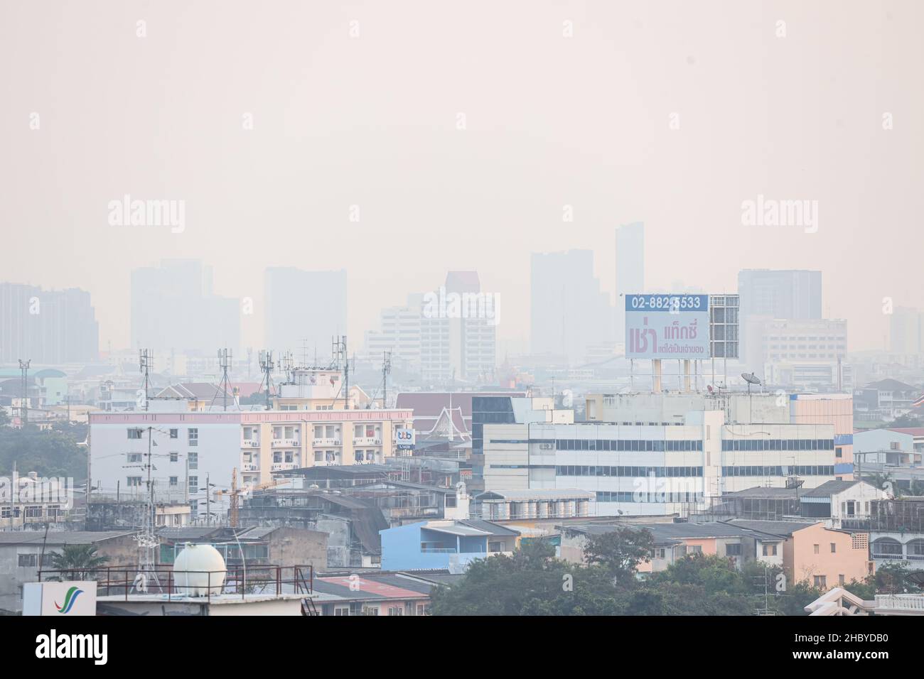 Bangkok, Thailand. 22nd Dez 2021. Der Luftqualitätsindex von Bangkok liegt auf einem Niveau, das sich auf die Gesundheit auswirkt, was zu einer verringerten Sichtbarkeit aufgrund von PM 2,5-Rauchstaub führt, der durch unvollständige Verbrennung durch menschliche Aktivitäten verursacht wird. Bangkok wird dieses Problem jedes Jahr im Winter aufgrund der Temperaturinversion hart bewältigen. (Bild: © Adirach Toumlamoon/Pacific Press via ZUMA Press Wire) Stockfoto