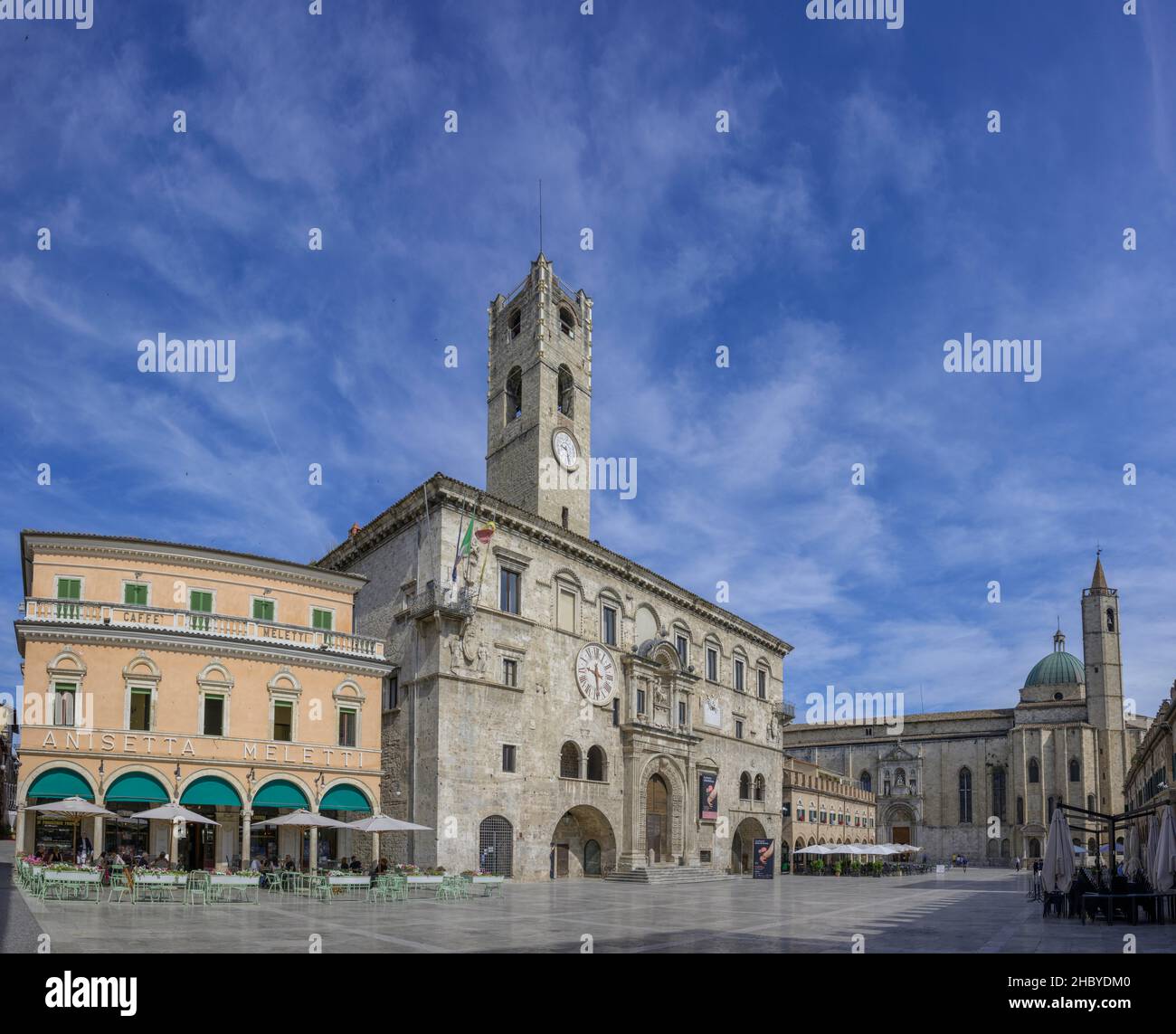 Café Meletti mit Palazzo dei Capitani del Popolo und Kirche San Francesco, Ascoli Piceno, Provinz Ascoli Piceno, Italien Stockfoto