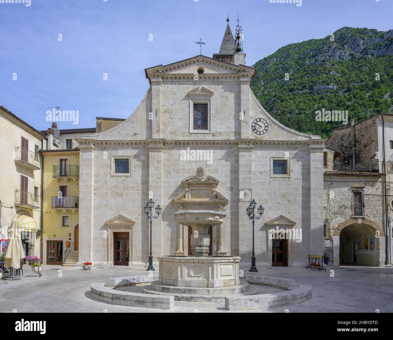 Piazza del Popolo mit Kirche, Pacentro, Provinz L'Aquila, Italien Stockfoto