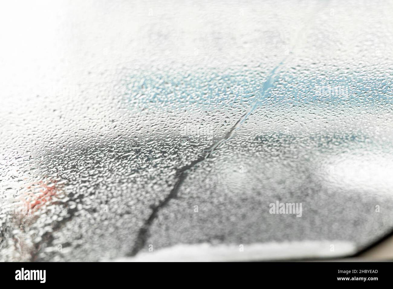 Wassertropfen auf dem Glas eines Autos im Winter, Frühling oder Herbst. Stockfoto