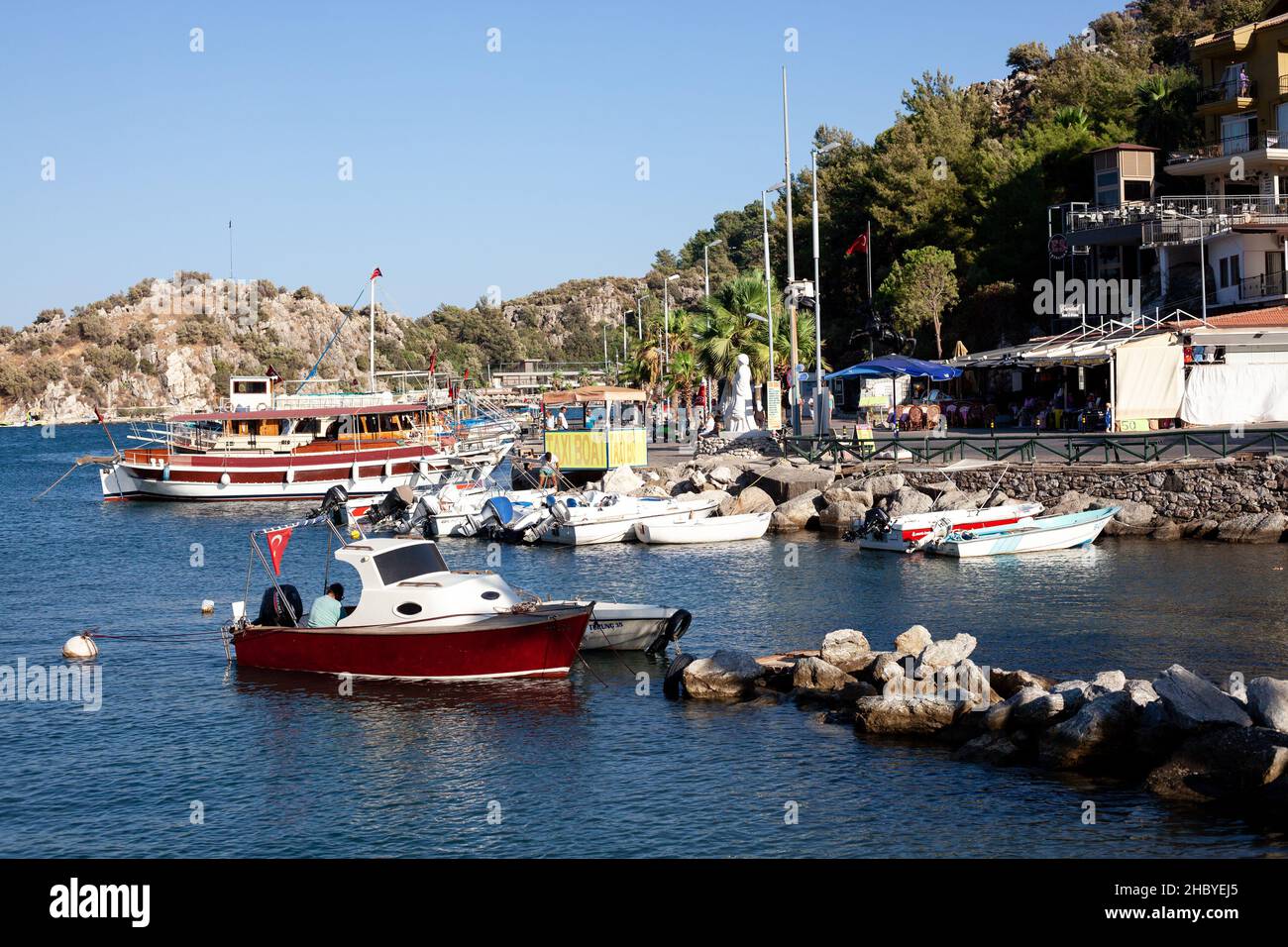 Hafen und Hafen im Resort Dorf mit festfahrenden touristischen Booten und Schiffen. Marina in Turunc. Boot-Taxi, um Touristen zwischen Seestörfern zu bewegen. Turunc, Tu Stockfoto