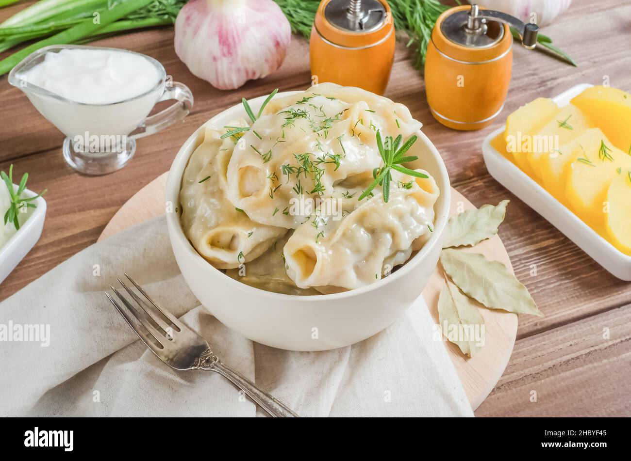 Knödel mit Fischfüllung in einer Schüssel auf dunklem Holzgrund Stockfoto