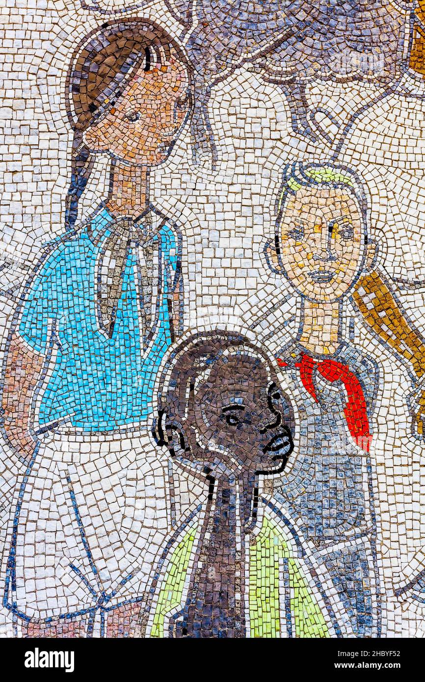 Mosaikportrait an der Fassade des Cafe Moskau in der Karl Marx Allee, Berlin, Deutschland Stockfoto