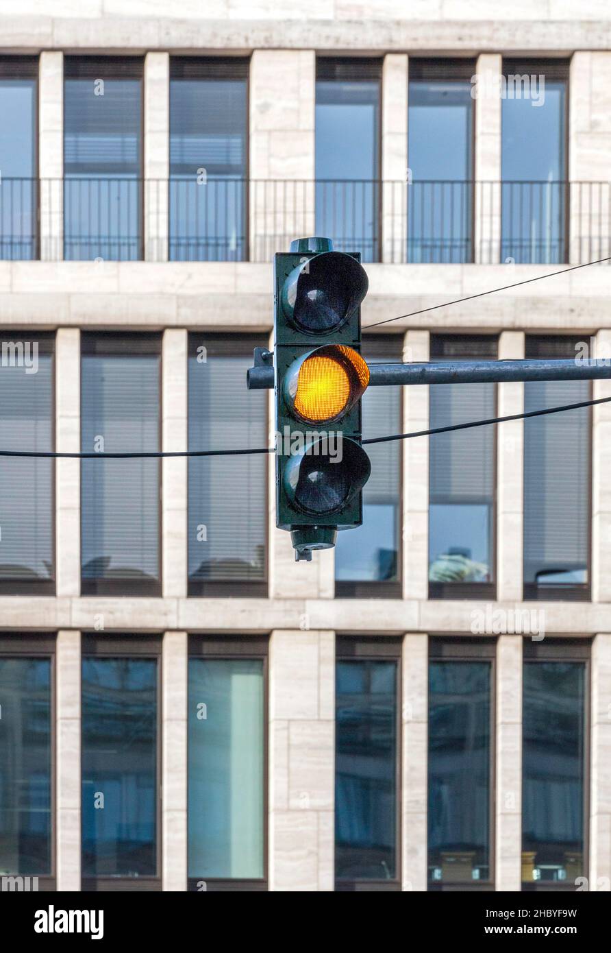 Ampel mit gelber Ampel für Aufmerksamkeit, Berlin, Deutschland Stockfoto