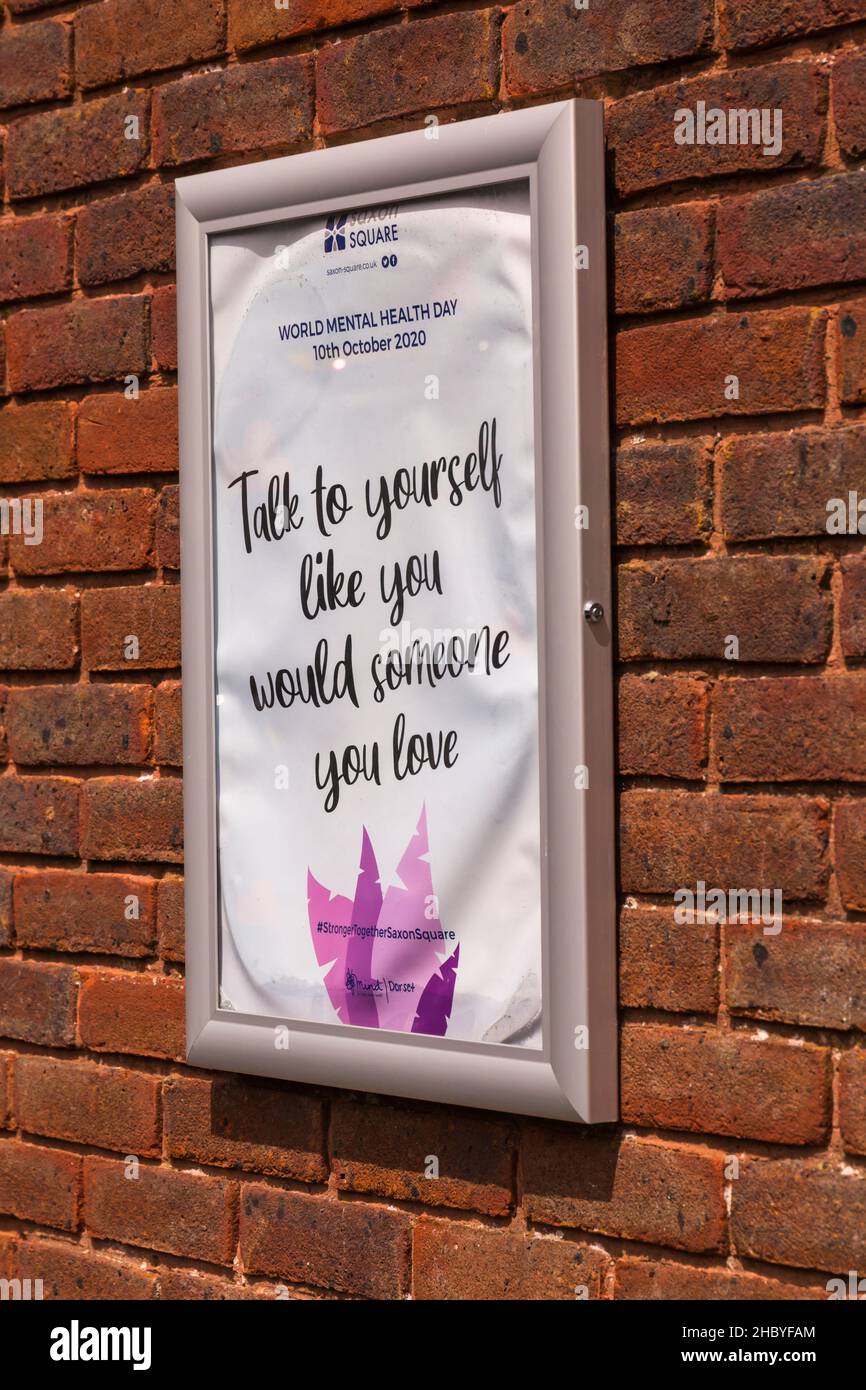 Sprechen Sie mit sich selbst, wie Sie es jemandem wünschen, den Sie lieben, Poster zum Welttag der psychischen Gesundheit 2020, das im Juli in Christchurch, Dorset, Großbritannien, ausgestellt wird Stockfoto