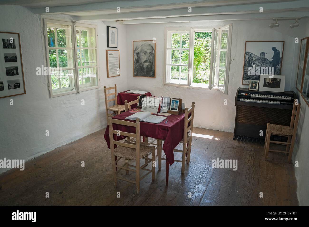 Scheibentisch im Museum in der Ost-West-Friedenskirche, der Heimat von Timofej Wassiljewitsch Prochorow, Pater Timofey genannt, im Olympiapark Stockfoto