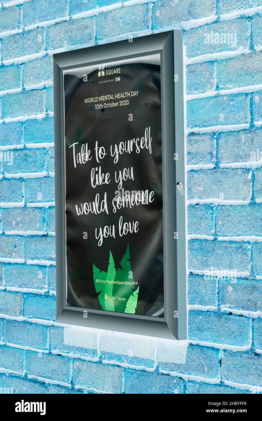 Sprechen Sie mit sich selbst, wie Sie es jemandem wünschen, den Sie lieben, Poster zum Welttag der psychischen Gesundheit 2020, das in Christchurch, Dorset UK - Feeling Blue Concept ausgestellt ist Stockfoto