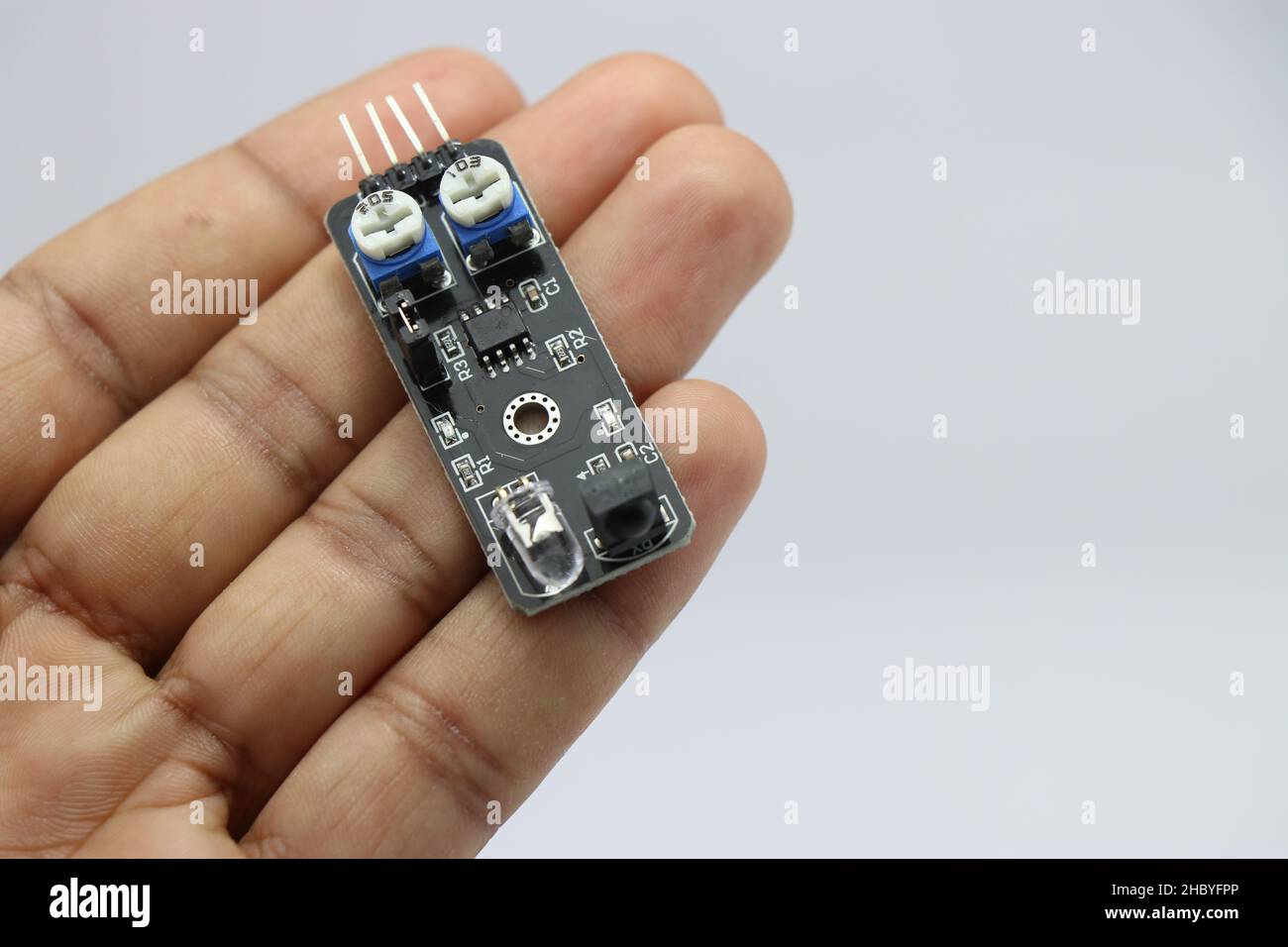 Sensor für Infrarot-Line-Tracking-Sensormodul für arduino-Projekte in der Hand gehalten Stockfoto