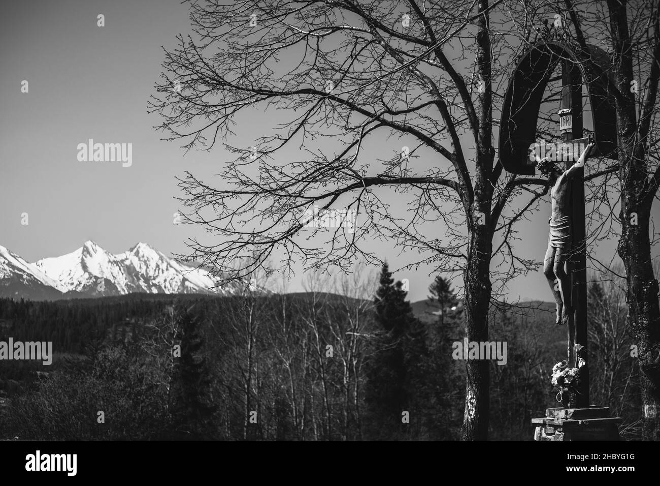 Strassenkreuze, Baum, tatra Berge Hintergrund, s&w, Slowakei Stockfoto