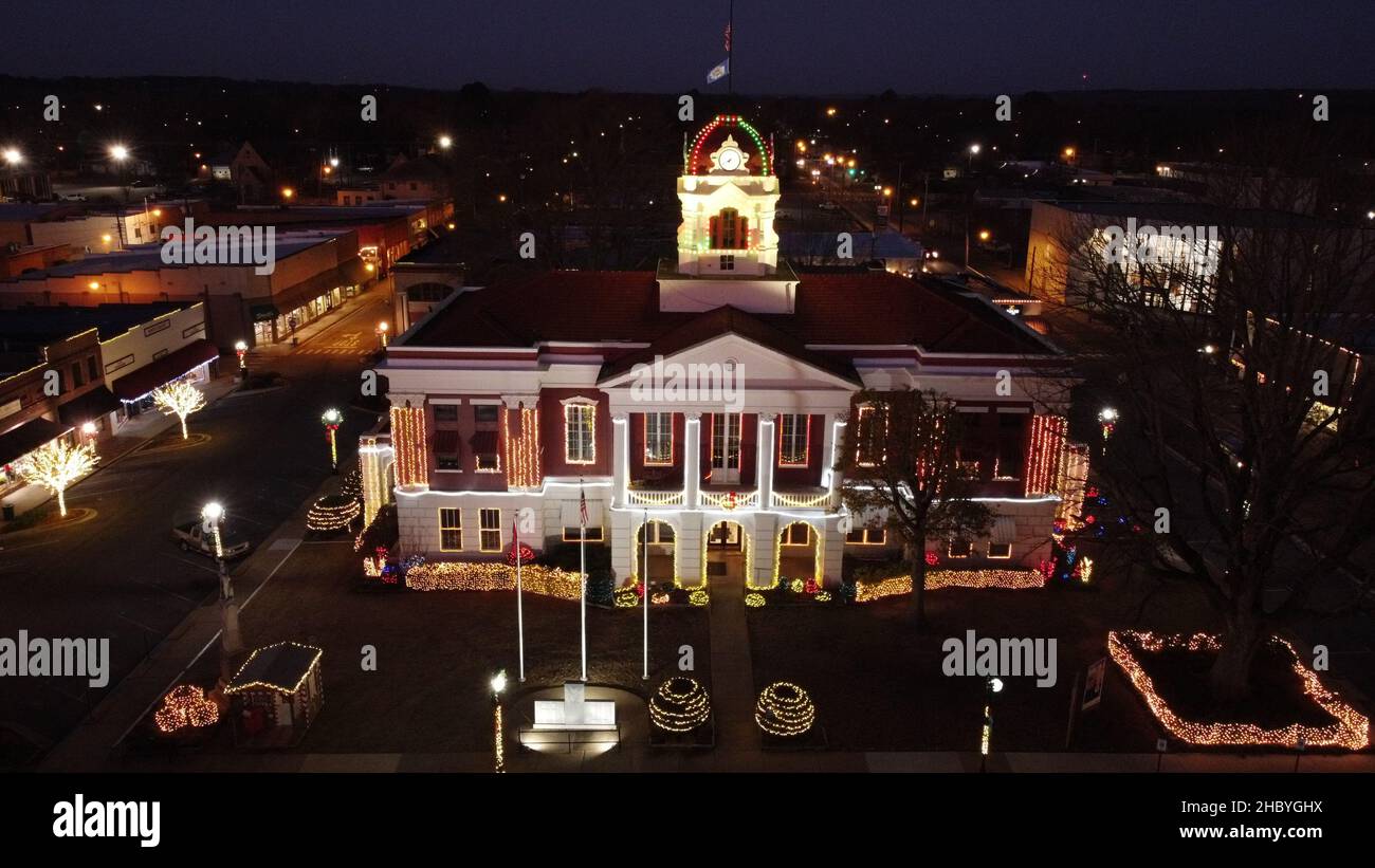 Luftaufnahme des White County Court House in Searcy, Arkansas, die zu Weihnachten dekoriert wurde, Dezember 2021. Stockfoto