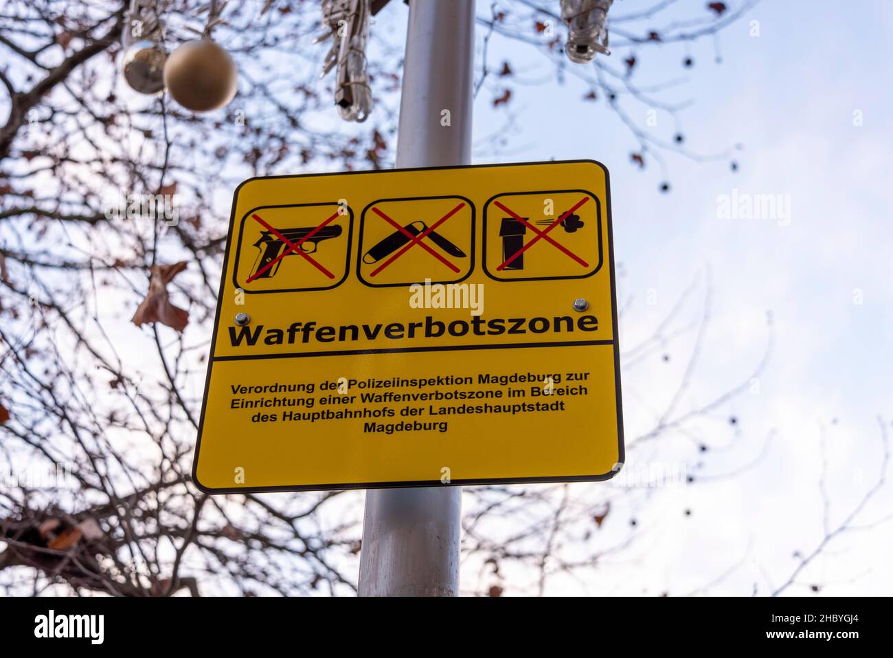 Waffenverbotszone, Schild, Magdeburg, Sachsen-Anhalt, Deutschland Stockfoto