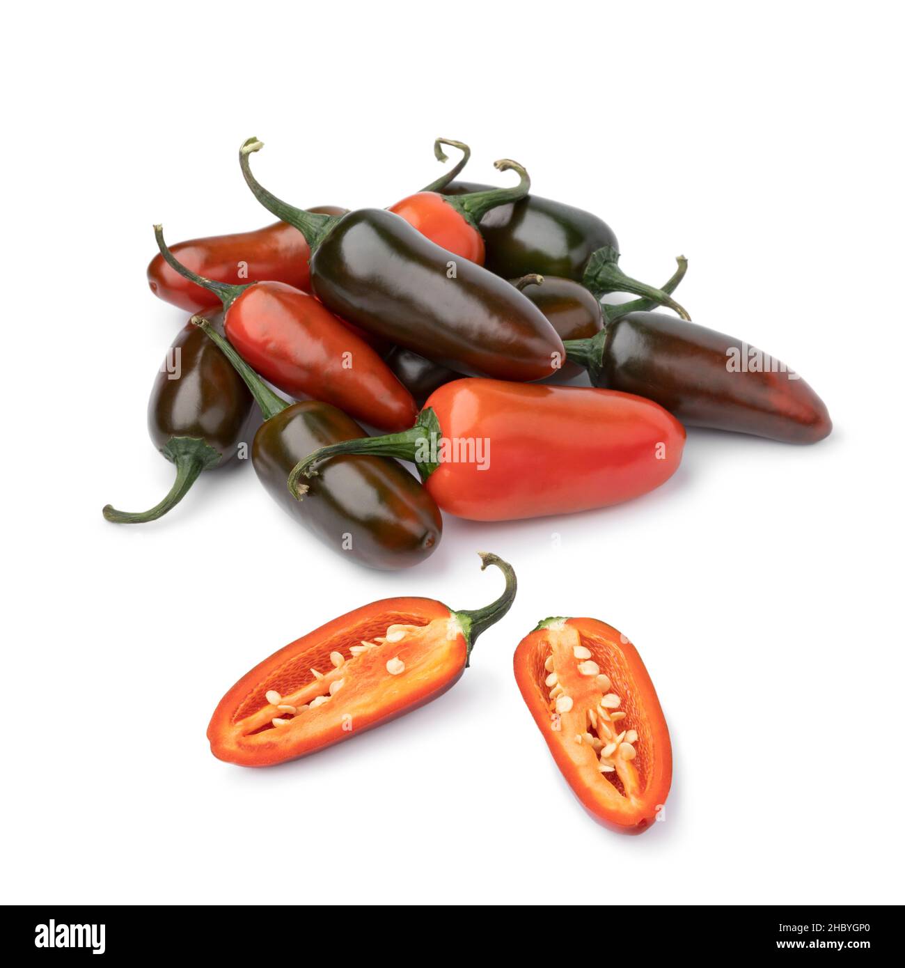 Haufen frischer, scharfer, roter und grüner, reifer und unreifer Jalapeno-Paprika und einer halbierten Paprika vorne isoliert auf weißem Hintergrund Stockfoto