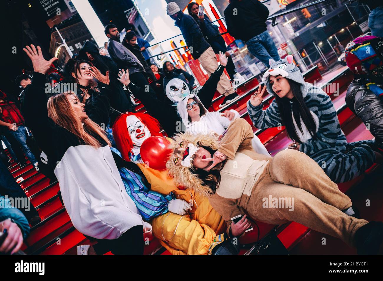 31. November 2017. New York City Street. USA. Halloween Parade gefüllt Times Square mit Kostümen und Feier. Redaktionelle Dokumentation. Stockfoto