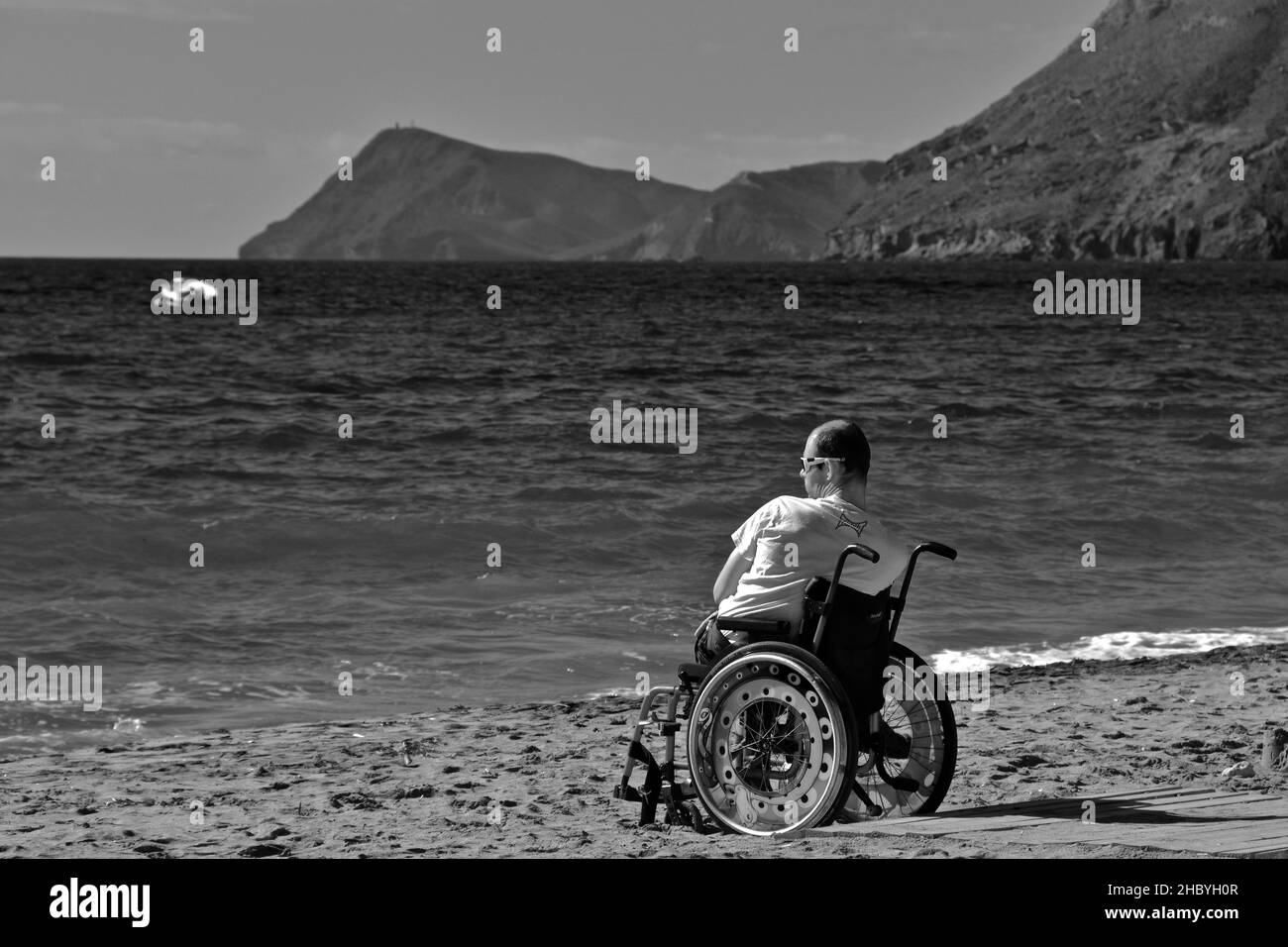 Mann im Rollstuhl am Meer, Behinderte am Strand, Agua Amarga, Cabo de Gata, Andalusien, Spanien Stockfoto