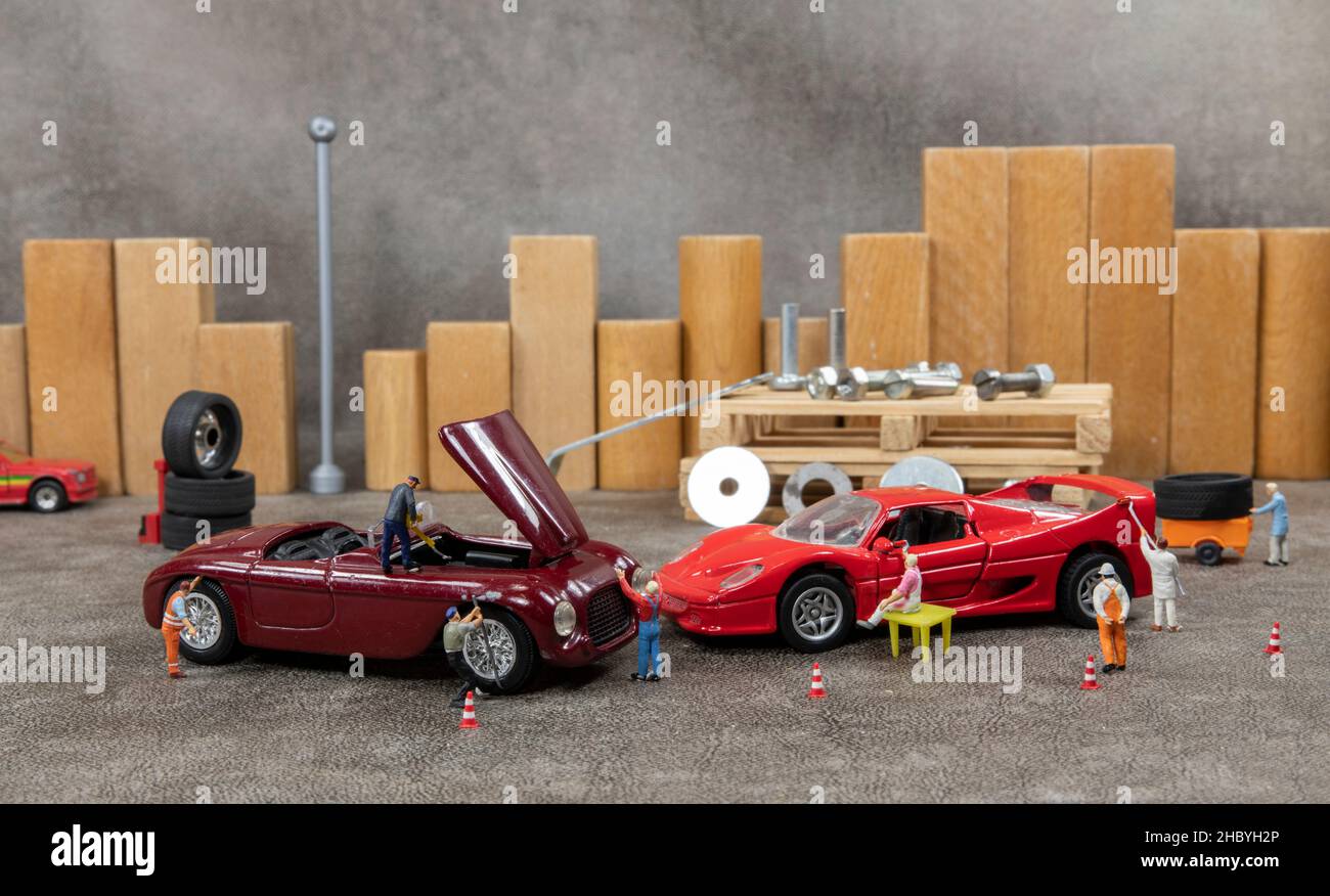 Little World Auto Garage Mann beschäftigt mit Reparatur Autos Stockfoto