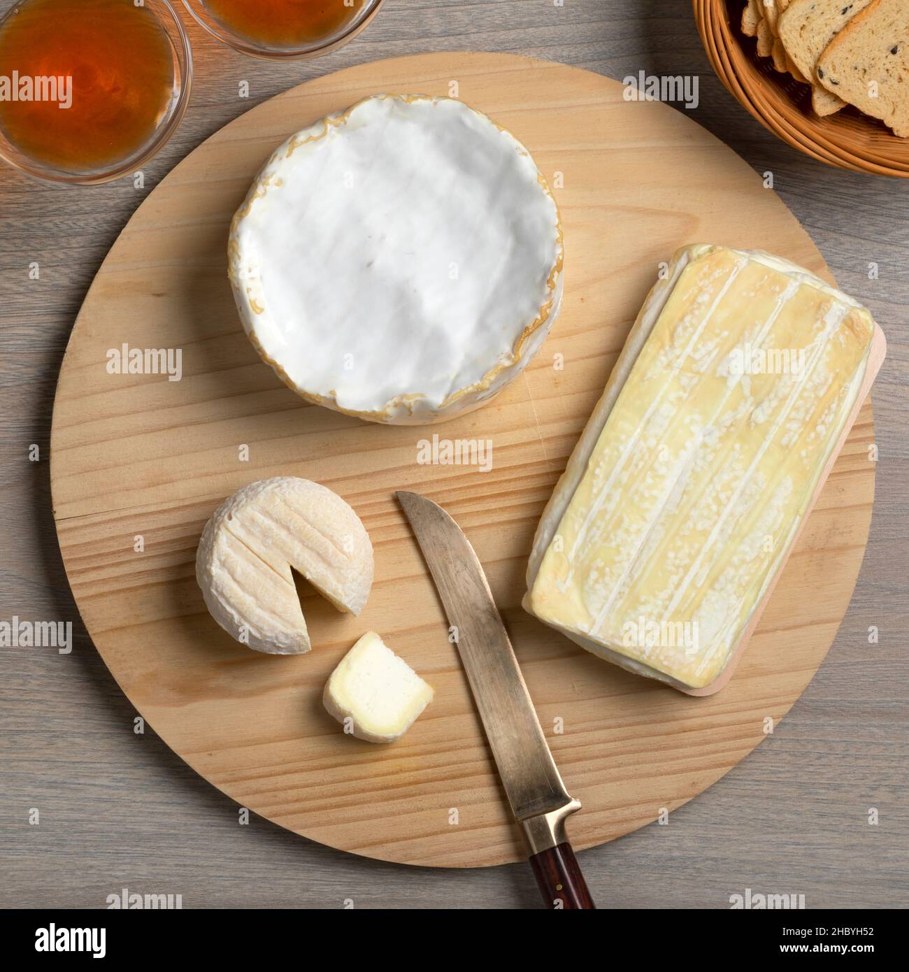Käseplatte mit Variationen von französischem Käse von oben gesehen Stockfoto