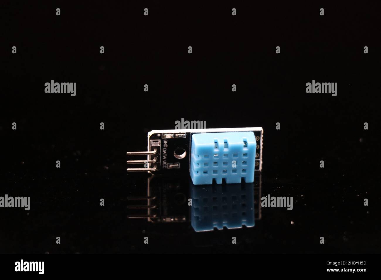 Temperatur- und Feuchtigkeitsmodul isoliert auf reflektierendem schwarzem Glashintergrund Stockfoto