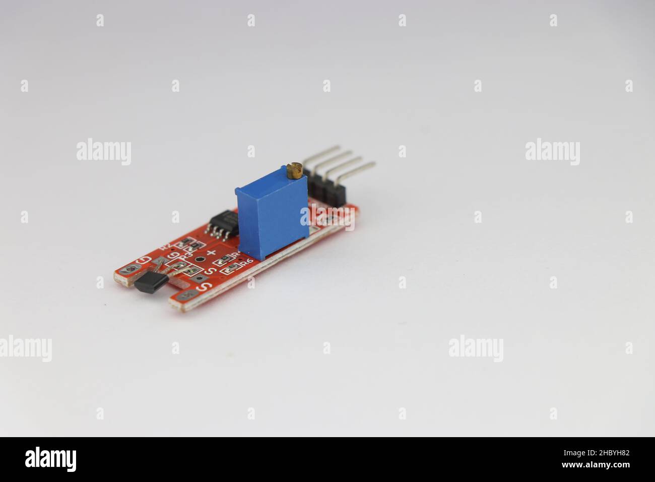 Lineares Hall-Effekt-Sensormodul für arduino und andere Mikrocontroller-Board-Projekte auf weißem Hintergrund Stockfoto