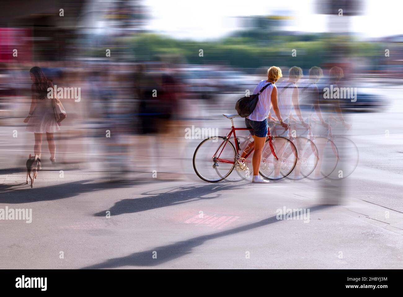 Bildbearbeitung von Radfahrern im Berliner Verkehr, Berlin, Deutschland Stockfoto