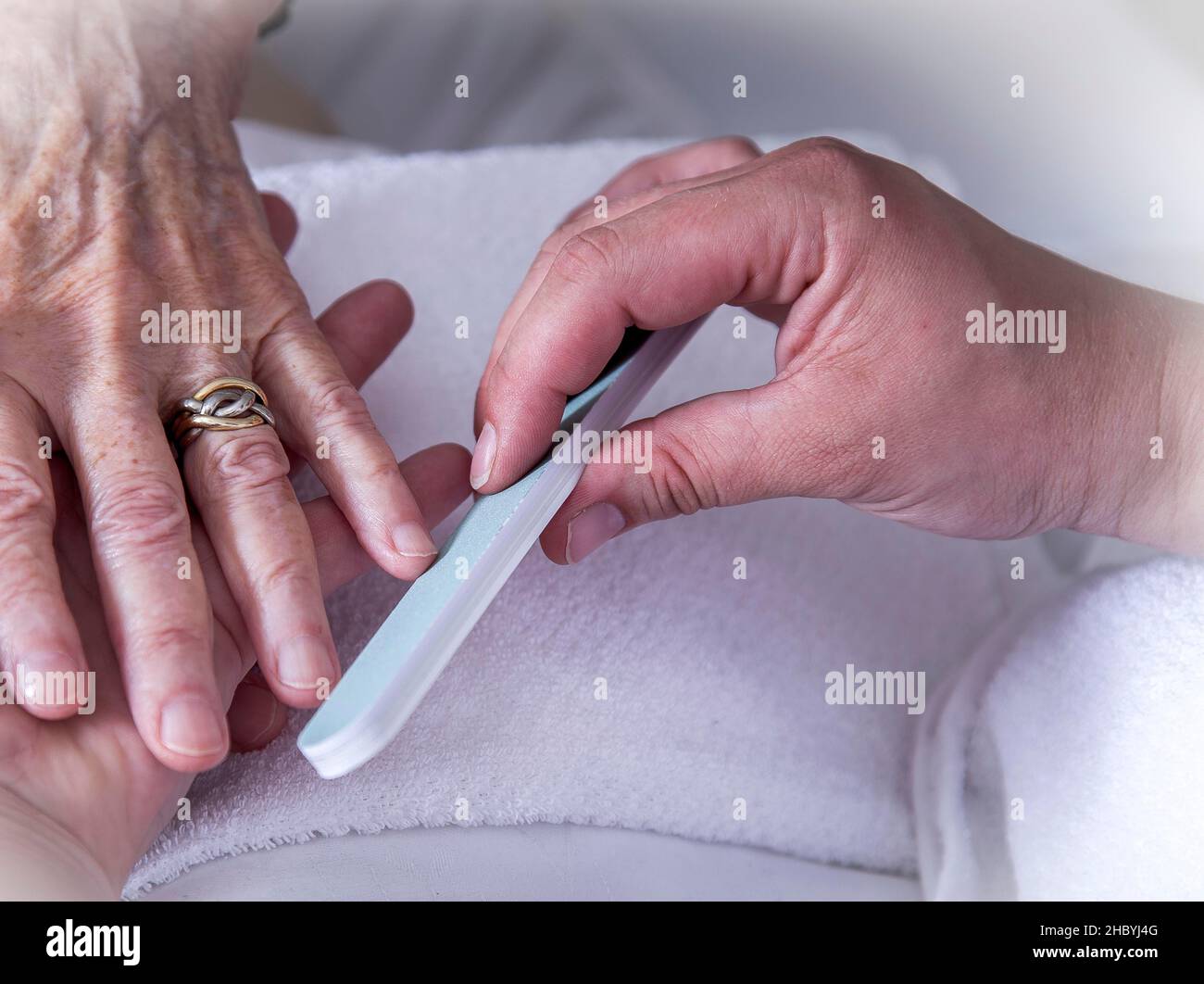 Nagelpflege für einen Senioren in einem Pflegeheim, Berlin, Deutschland Stockfoto