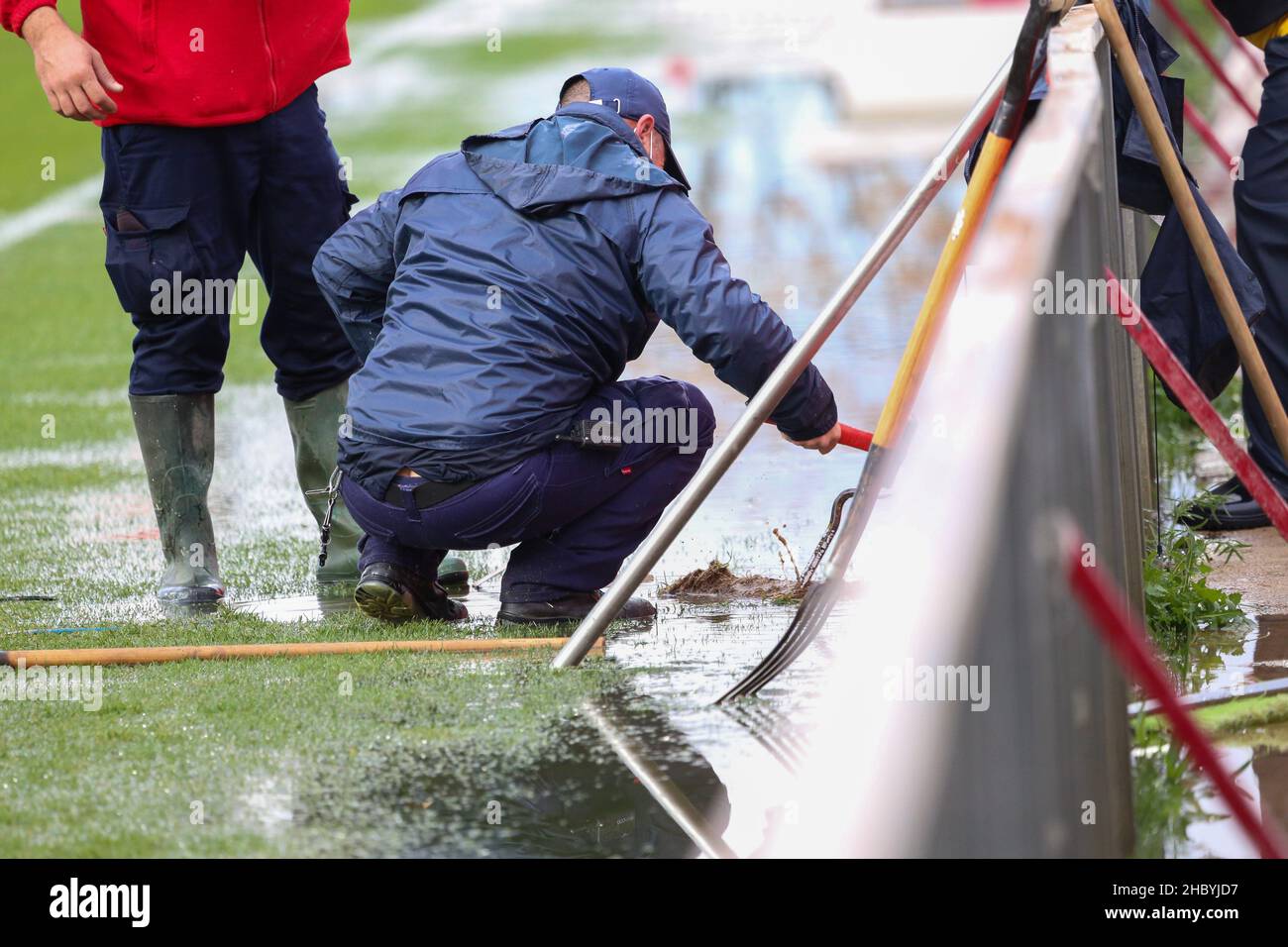 Sevilla, Spanien. 22nd Dez 2021. Sevilla, Spanien, 22nd. Dezember 20 Mitarbeiter des FC Sevilla versuchen, den Abfluss nach starkem Regen zu öffnen, bevor sie während des Liga Iberdrola-Spiels zwischen dem FC Sevilla und UD Granadilla Teneriffa im Jesus Navas-Stadion in Sevilla, Spanien, starten.Quelle: SPP Sport Pressefoto. /Alamy Live News Stockfoto