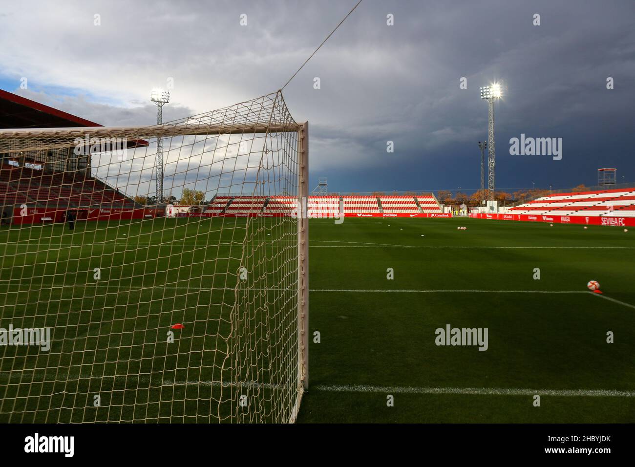 Sevilla, Spanien. 22nd Dez 2021. Sevilla, Spanien, 22nd. Dezember 20 das Jesus Navas-Stadion vor dem Start während des Ligaspiels Iberdrola zwischen dem FC Sevilla und der UD Granadilla Teneriffa im Jesus Navas-Stadion in Sevilla, Spanien Credit: SPP Sport Press Photo. /Alamy Live News Stockfoto