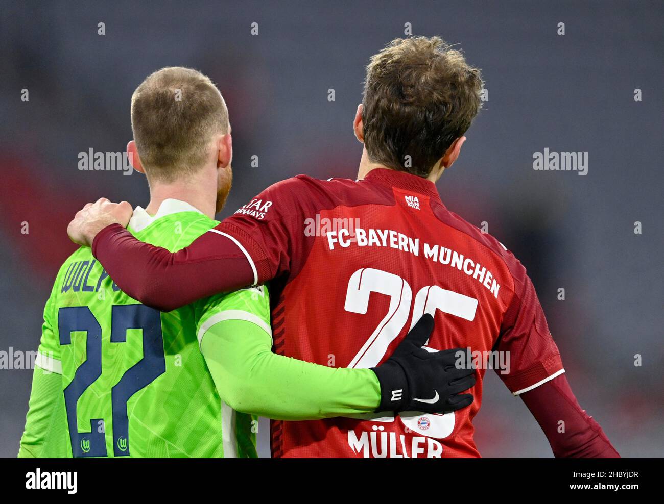 Am Ende des Spiels war Maximilian Arnold VfL Wolfsburg (#27) Arm in Arm mit Thomas Müller FC Bayern München FCB 25 Gesture, Allianz Arena, München Stockfoto