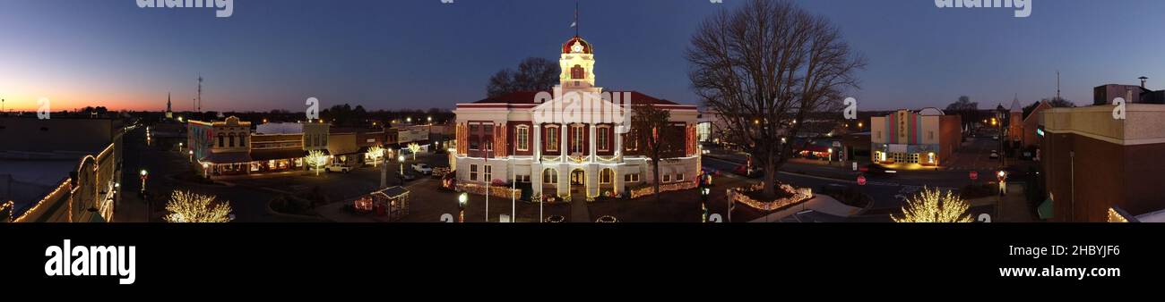 Panorama-Luftaufnahme des Gerichtshauses von White County in Searcy, Arkansas, die zu Weihnachten dekoriert wurde, Dezember 2021. Stockfoto