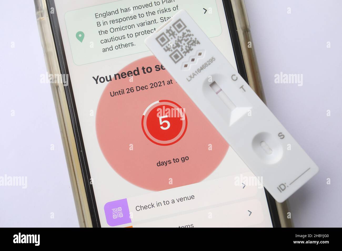 Die Selbstisolationsdauer änderte sich am 22nd 2021. Dezember von 10 Tagen auf 7 Tage nach einem positiven Covid-19-Test für vollständig geimpfte Personen, wenn sie an den Tagen 6 und 7, England, Großbritannien, 2 negative LFTs durchführen Stockfoto