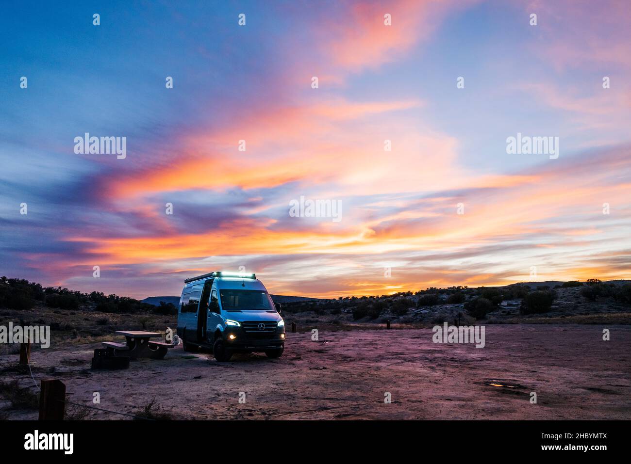 Blick auf den Sonnenuntergang auf den Wohnmobil Airstream Interstate 24X 4WD; Rabbit Valley Camping Area; in der Nähe von Mack; Colorado; USA Stockfoto