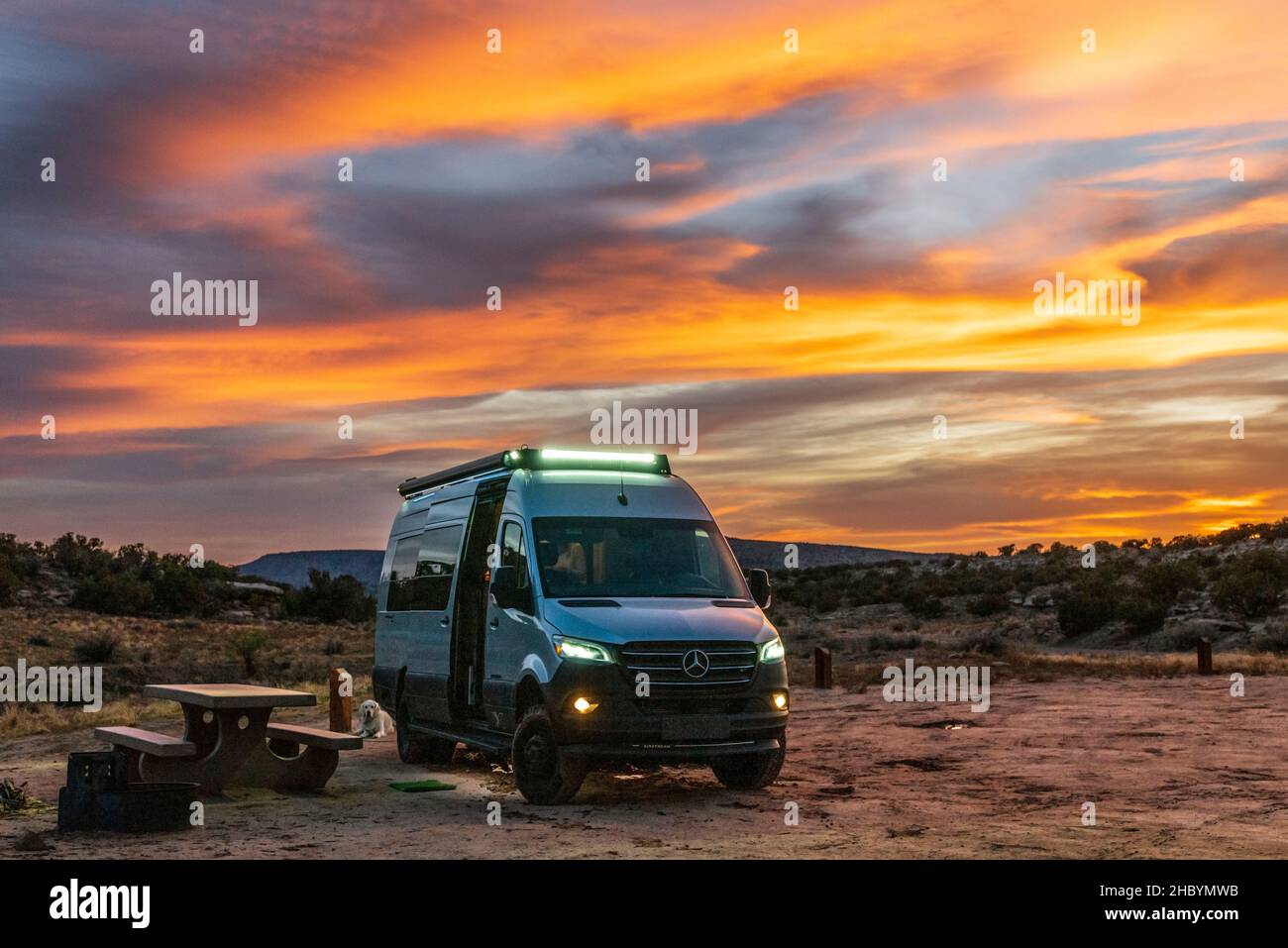 Blick auf den Sonnenuntergang auf den Wohnmobil Airstream Interstate 24X 4WD; Rabbit Valley Camping Area; in der Nähe von Mack; Colorado; USA Stockfoto