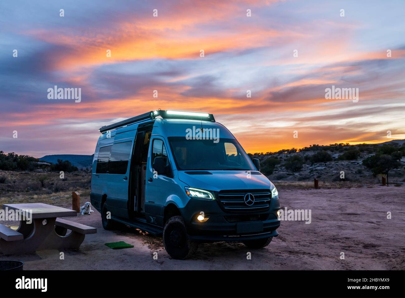 Blick auf den Sonnenuntergang auf den Wohnmobil Airstream Interstate 24X 4WD; Rabbit Valley Camping Area; in der Nähe von Mack; Colorado; USA Stockfoto