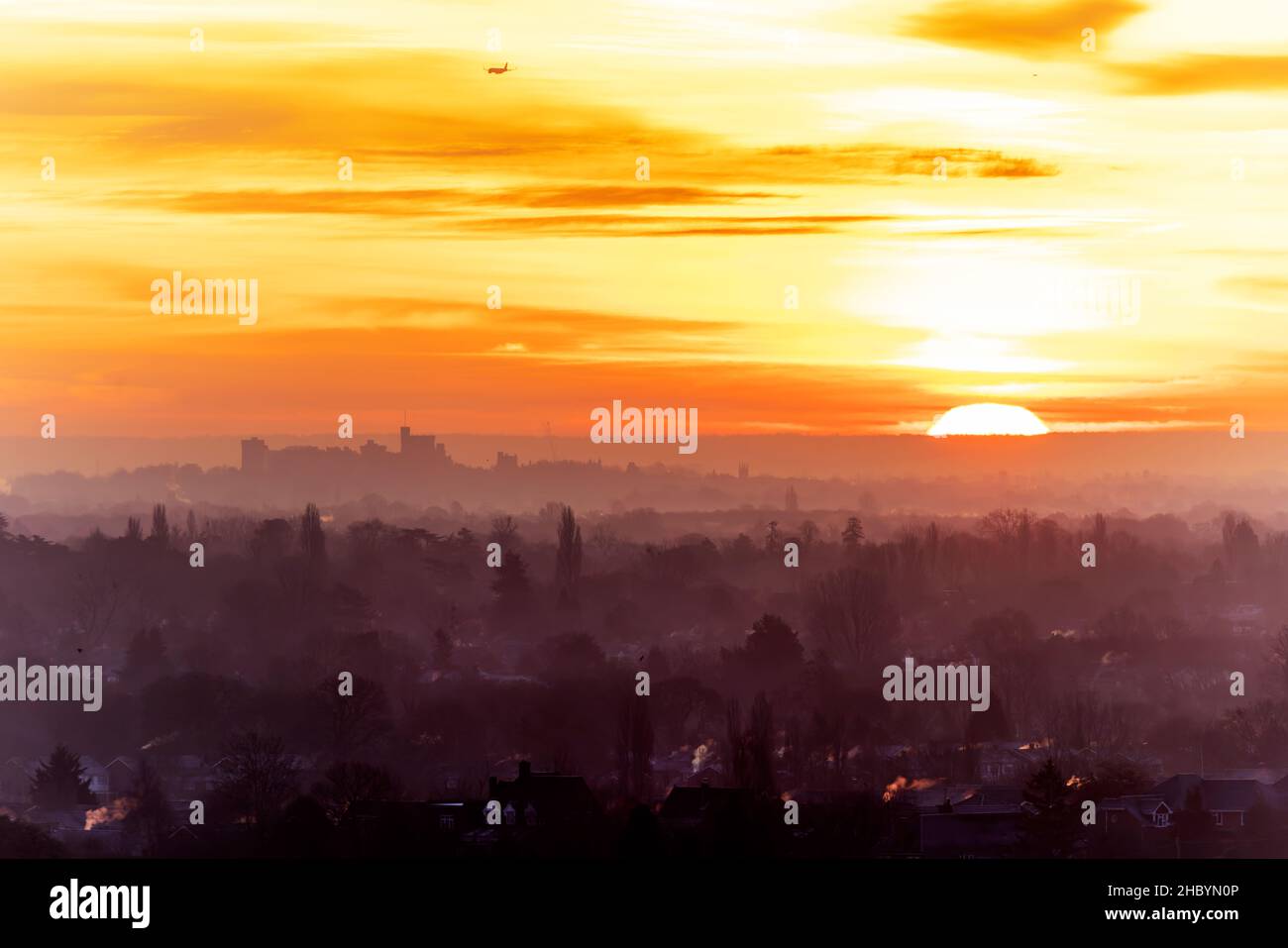 Atemberaubender Sonnenaufgang hinter Windsor Castle, Großbritannien Stockfoto