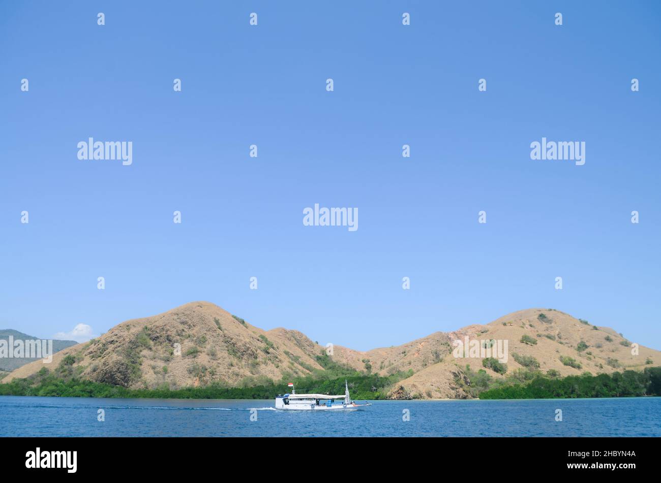 Phinisi Boot segelt auf Komodo Island, Labuan Bajo, East Nusa Tenggara, Indonesien Stockfoto