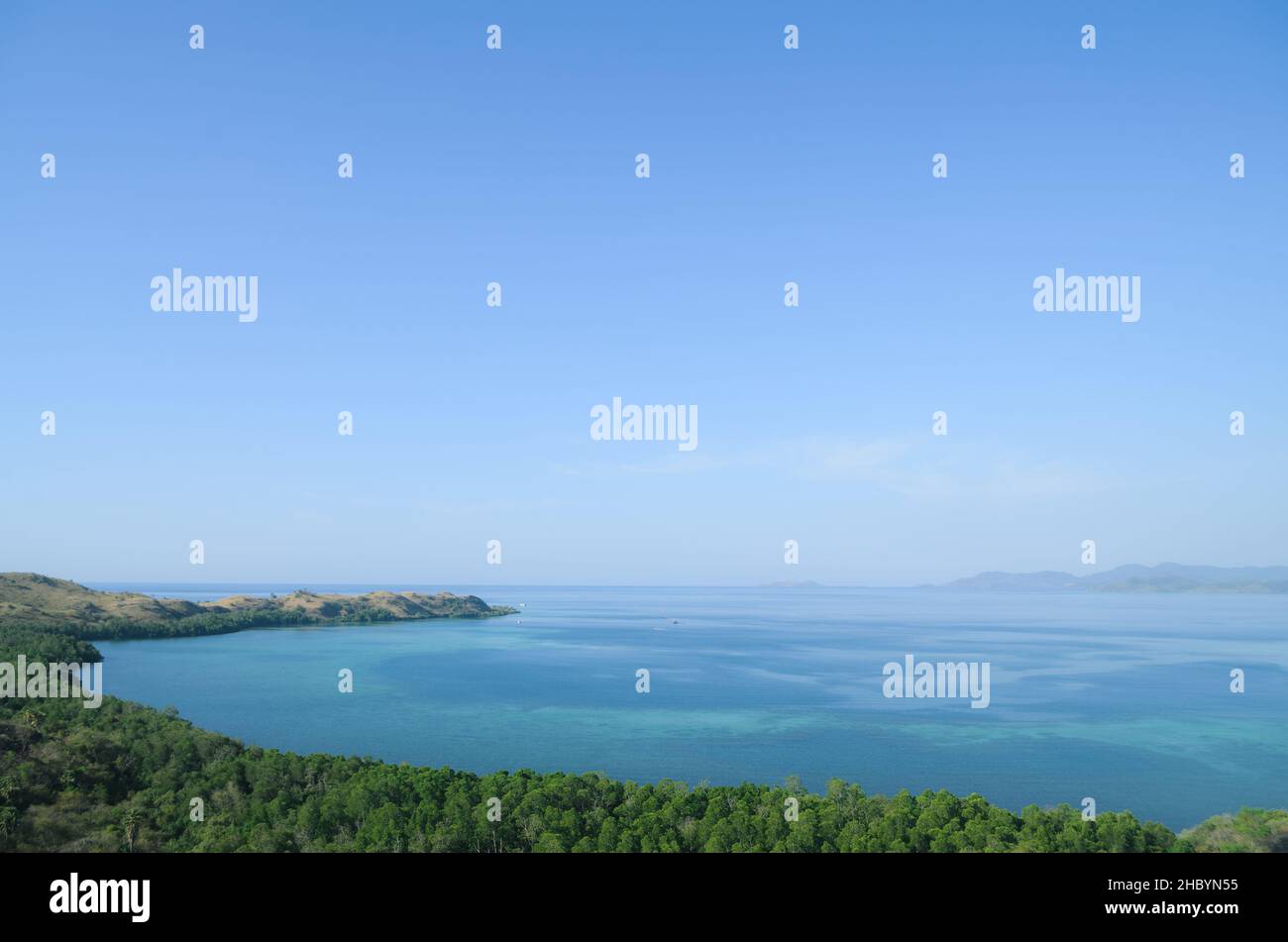 Landschaftsblick auf die kleine Bucht auf Labuan Bajo, Ost-Nusa Tenggara, Indonesien Stockfoto