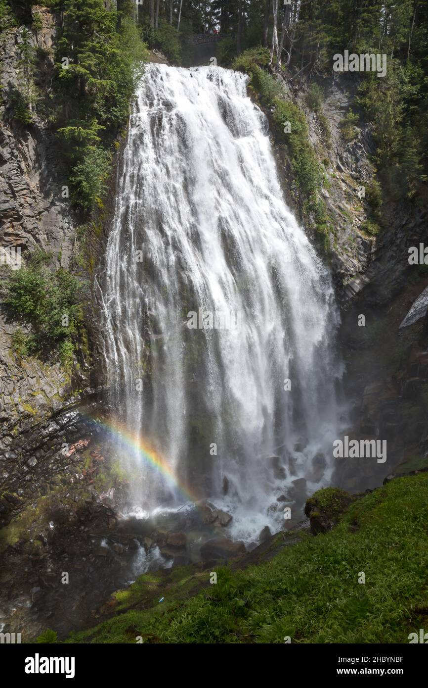 Die Narada Falls mit Regenbogen im Mount Rainier Nationalpark, Washington Stockfoto